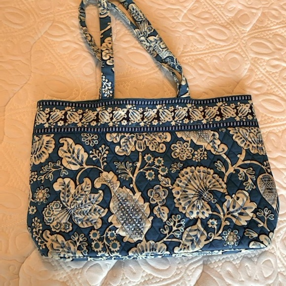 Vera Bradley blue paisley tote in Blue lagoon retired pattern, preowned - Picture 3 of 7